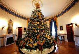 PATRIOTISM Helen Foster MORE PRESIDENTIAL CHRISTMASES PAST Ronald & Nancy Reagan (1981-1989 In 1981, President Ronald Reagan began another custom by authorizing the first official White House