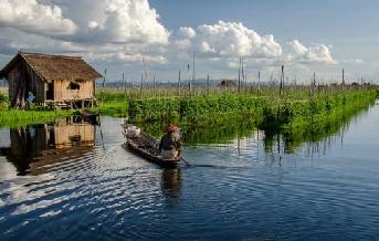 Visiting Inle Lake is nt just abut being n the water but als abut discvering the Shan and Intha villages n the banks f the river.