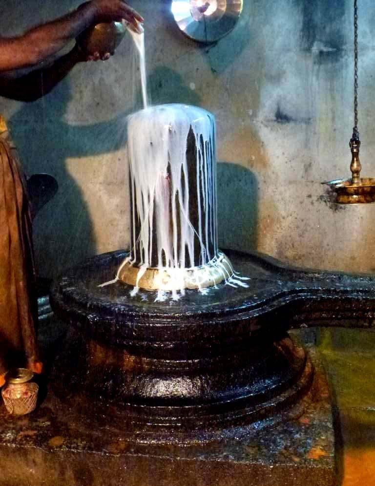 begins by pouring it over the lingam while Sri