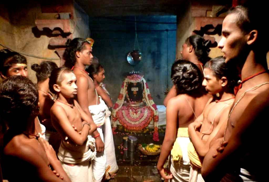 The young brahmins recite verses from the Vedas