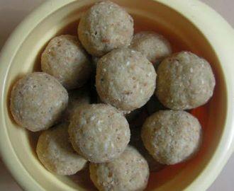paakxkxlaa... Oats Ladoo Quick ready rolled oats - 2 cups Besan - 1/4 cup Whole wheat flour - 1/4 cup Ghee - 1/4 cup Step I - Dry roast the oats in a pan for about 10-15 minutes stirring frequently.