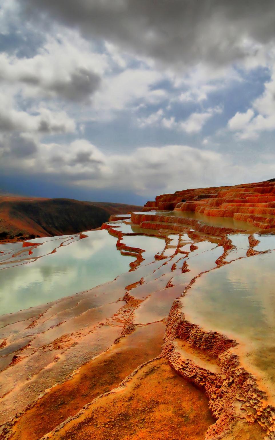It is composed of many steppes colored red due to the presence of iron. It was formed by water flowing from two springs.