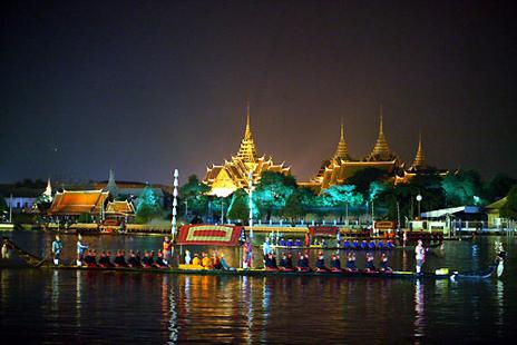 GRANDPALACE TRAVEL MOTIVATIONS 2015 Auspicious Monument with great Thai architectural grandeur...left us speechless while admiring it.