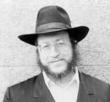 One of the more active participants in the p sak din signature campaign is HaRav Uri Lipsh, head of the evening chassidus kollel in B nei Brak, who frequently accompanies his brother on visits to