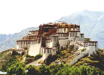Day08 Lhasa-Xigatse Drive 440km from Lhasa to Xigatse. Pass by Yamdroktso Sea (the holy lake) and the Karola Glacier. Visit the Tashilhunpo Monastery, the new Palace of Panchen Lama.