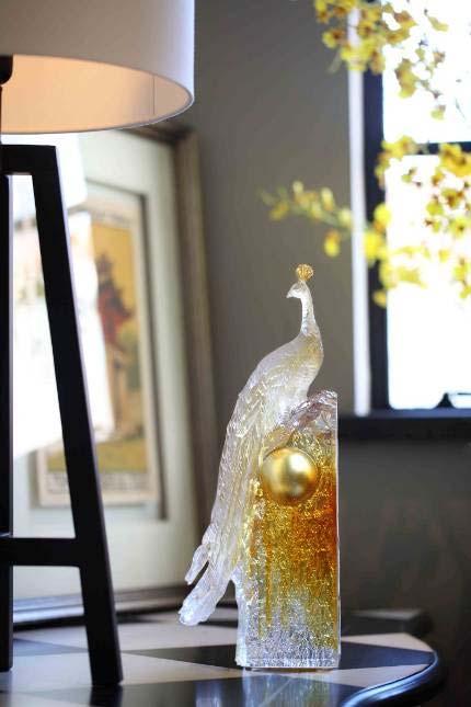 As the focus is on the white peacock, the bulk of the color in this design is concentrated on the wutong tree. The lightly colored base comes in amber or sky blue and is set off by the white bird.