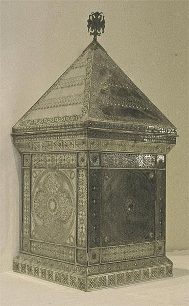 Of particular interest is the extensively engraved metal-clad tabernacle on the altar, being a step away from Pugin s earlier tower tabernacles but not as yet being built into the altar fabric.