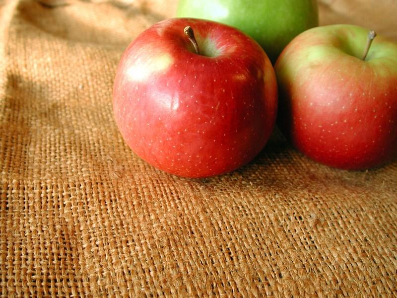Here s an easy apple pie recipe that you might enjoy: Ingredients: 3-4 medium apples, peeled, cored and sliced 1 cup sugar 1/4 teaspoon nutmeg 1/2 stick unsalted butter, cut into bits 2 store-bought