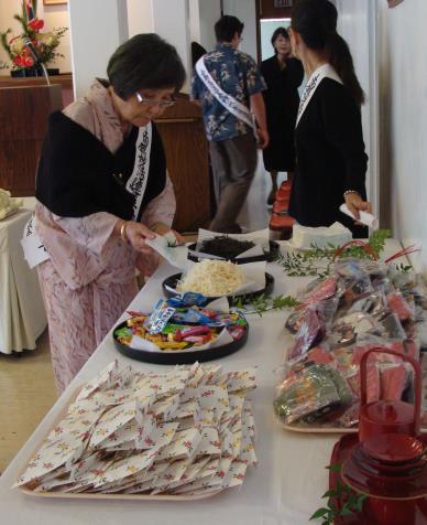 Members always look forward to preparing the altar with the New Year s offerings of sake, mochi, fruits and flowers.