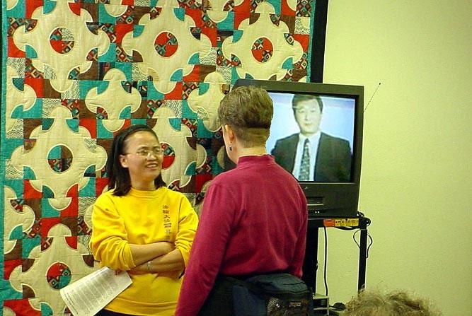 During the seminar, practitioners showed excerpts from the video programs "The Falun Gong Real Story" and "The Peaceful Journey", which introduced the rapid spread of Falun Gong and the current