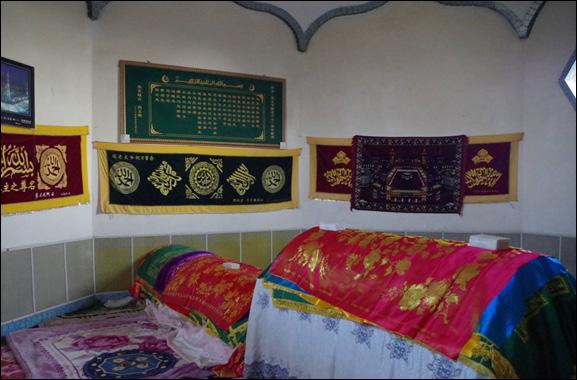 The tombs of Chinese Sufi saints located in the heart of the qubbat Although discreet and located in valleys far from the city, this qubbat (there are dozens in Ningxia alone) are busy places, very
