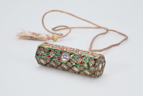 Acc.No JLY 1059 Amulet case India Length: 100 mm Gold enamelled and set with stones 18 th century Provenance: Part