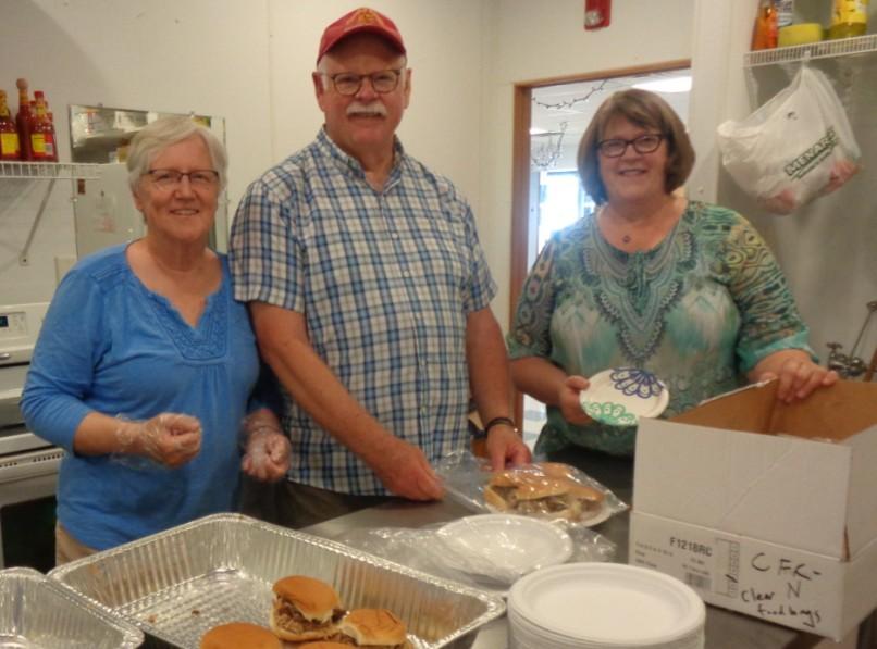Wales, Nancy Wales and Niel Wiegand. New volunteers are always welcome! Hosanna s day to volunteer is the first Monday of each month. Shifts are 3:00 4:30 p.m. and 4:45 6:30 p.m. Watch for bulletin announcements and also sign-up sheets at the Welcome Center.