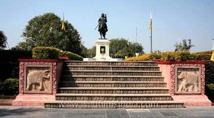 Depicting various incidents from the life of the bravest of the brave, Maharana Pratap, the premises of the Memorial speaks highly of its numerous historical paintings.