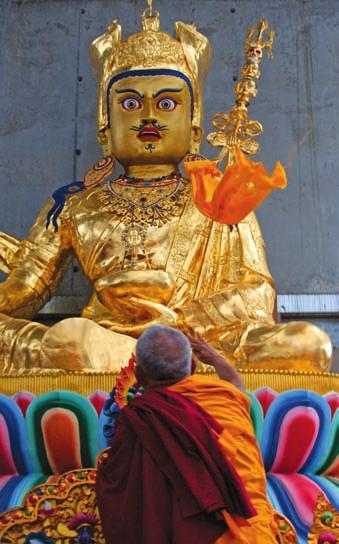 In one corner of the Great Stupa is the stupendous statue of Padmasambhava [Guru Rinpoche], now completely gilded by Rinpoche s Chinese translator and long-time student, Huang Chen Roo.