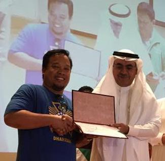 Nesma Employee Awarded by the Eastern Province Municipality for cleanup Jonas Punzalan Delina, QA/QC Engineer, Nesma Trading, received an award at the Eastern Province Municipality from Fahad