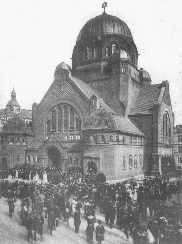 434 Carol Herselle Krinsky Figure 2. The synagogue in plac Wroniecki, as shown in a postcard c.1914.