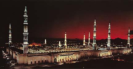 që populli i tij e quajti El-Emin (Besniku). 87 Muhamedi (paqja qoftë mbi të) e urrente idhujtarinë dhe shthurjen e shoqërisë ku jetonte. Xhamia e Profetit Muhamed në Medine.