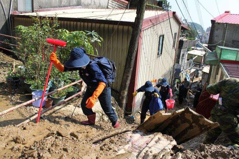 The survey team of Tzu Chi volunteers visited the worst-hit areas hit by Typhoon Megi in Ilan Tzu Chi volunteers sprang into action