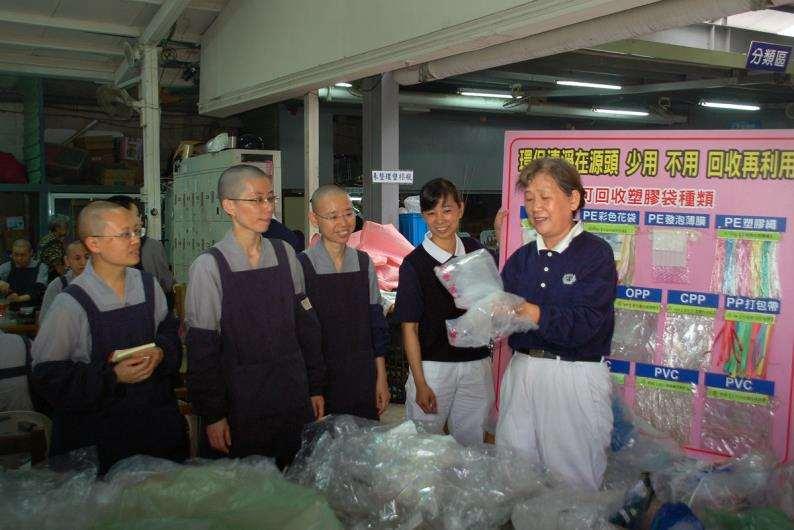 Volunteers: Ho Ming-Tsun and Ho Kuo Li-Yu Tzu Chi volunteer Ho Kuo Li-Yu (right) explaining how to sort plastic