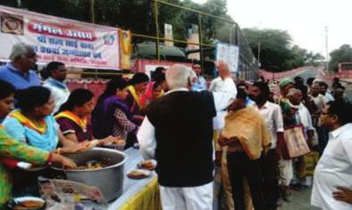 ACTIVITIES Mass Distribu on of Free Food to e Needy To mark e 90 Birday of Bhagawan on 1 November 2015 a Mass Narayan Seva was organized across all e districts of Rajasan.