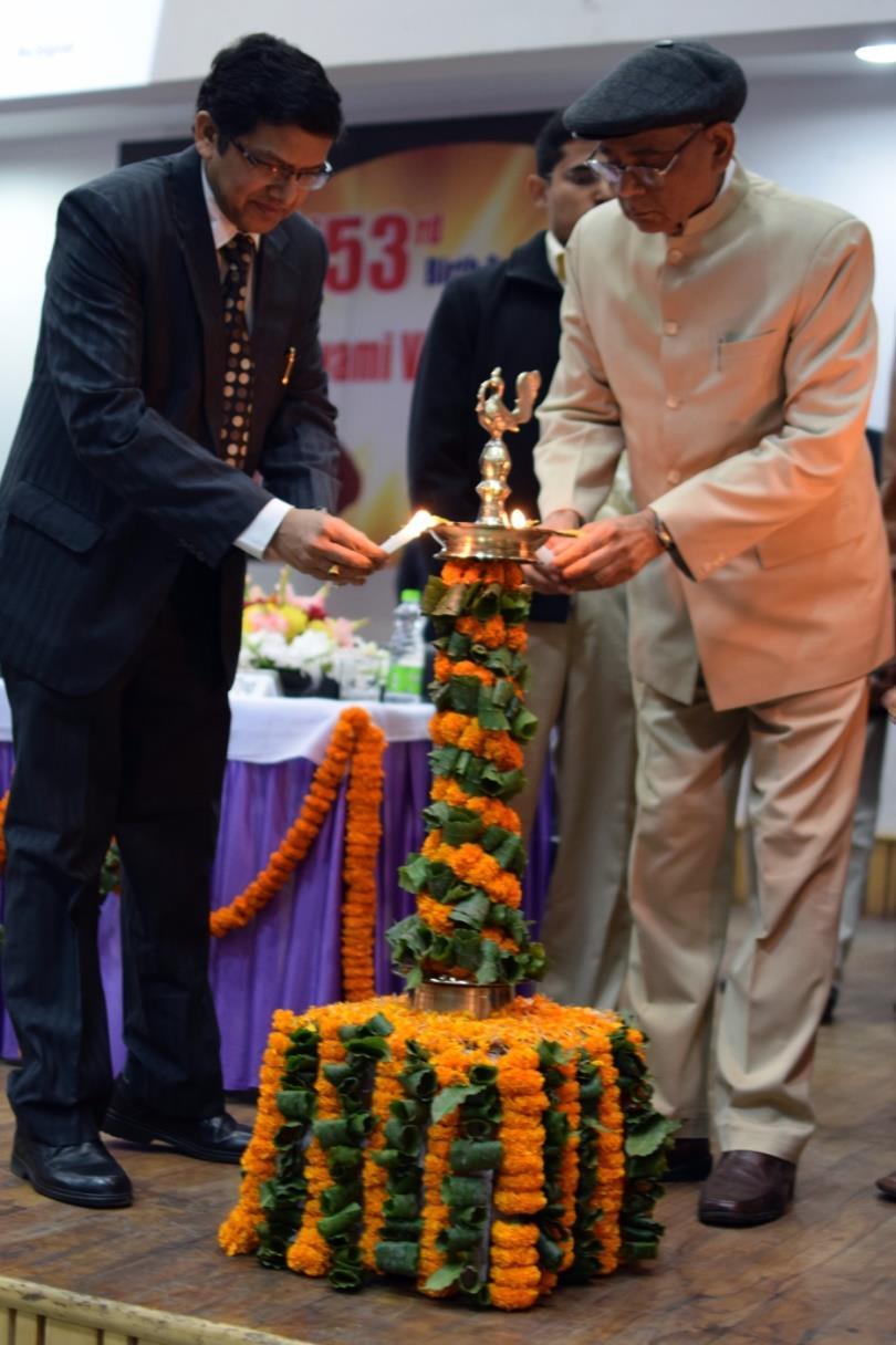 The inaugural ceremony commenced with the lighting of lamp by a group of dignitaries including Chief guest Dr. Puneet Agarwal; Guest speaker Mr. Siddharth Panwar; Sh. S.P. Singh Ji, President SMES; Sh.