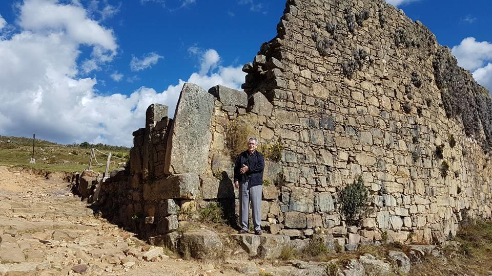 In Huamachuco Sunday afternoon gave me a time to visit the Marcahuamachuco, another pre-incan civilization that lived on the top of a mountain (3700 meters high, over 12000 feet).