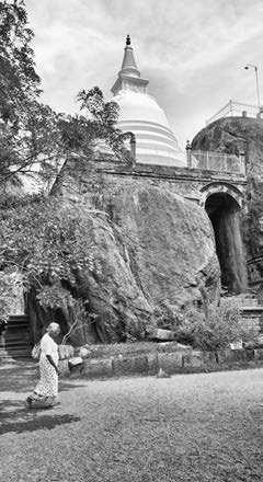 Isurumuni Rock Temple First Edition: 2016 All rights Reserved Text JB Disanayaka Photographs Panduka de Silva ISBN 978-955-696-189-8 Published by: Sumitha Publishers (Pvt)