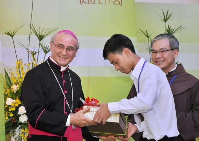 The opening ceremony of the academic year was closed with a gift presentation to the distinguished guests, Archbishop Savio Hon Tai-fai and Archbishop Leopoldo Girelli.