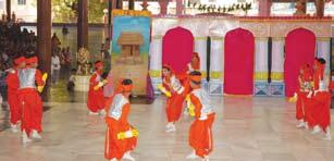 A group of boys in ochre dress came to the dais and chanted Vedic Mantras in perfect rhythm and intonation to the delight of all.