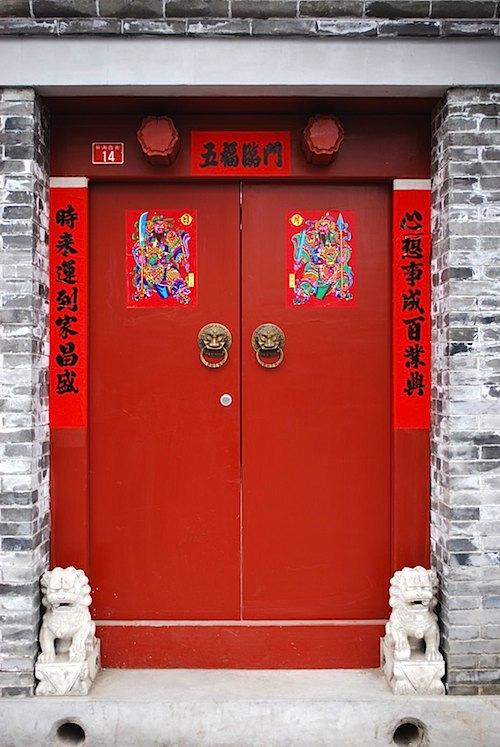 4. Look at the Couplets on the sides of the doors At entrances or many doors you may see the couplets in Chinese characters in two vertical formations, one on each side of the door.