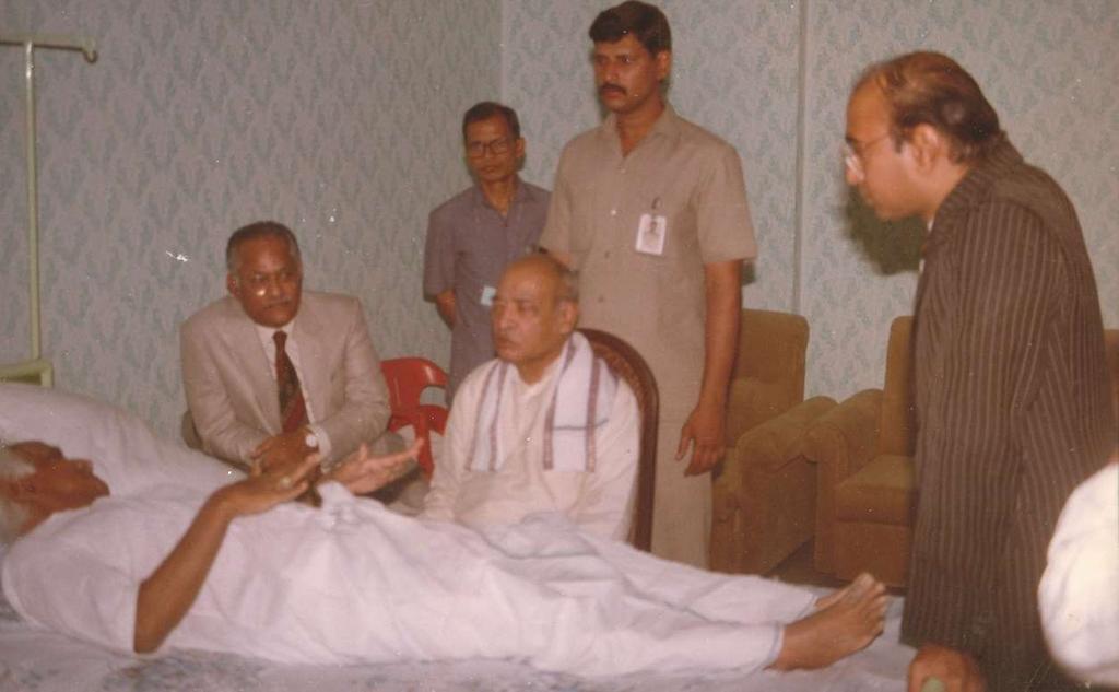 PM Sri PVNR visitng his friend in Prof CMKR s Hospital