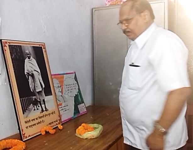 College, Jharia paid a floral tribute to the former Prime Minister Lal Bahadur Shashtri core heartedly.