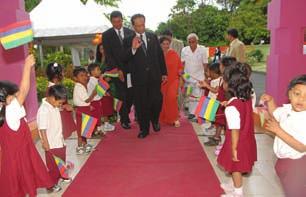The President of the Republic of Mauritius, Sir Anerood Jugnauth inaugurated the primary section of the Sathya Sai School in Vacoas- Phoenix in Mauritius on 1st October 2009.