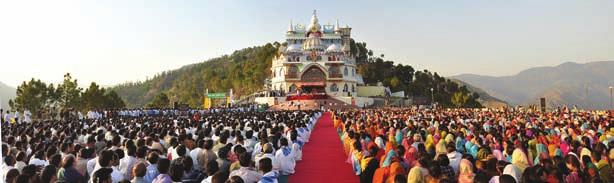 Mammoth gatherings of devotees came for Bhagavan s Darshan at Anand Vilas during Bhagavan s Shimla visit on 15th and 16th April 2010. on them.