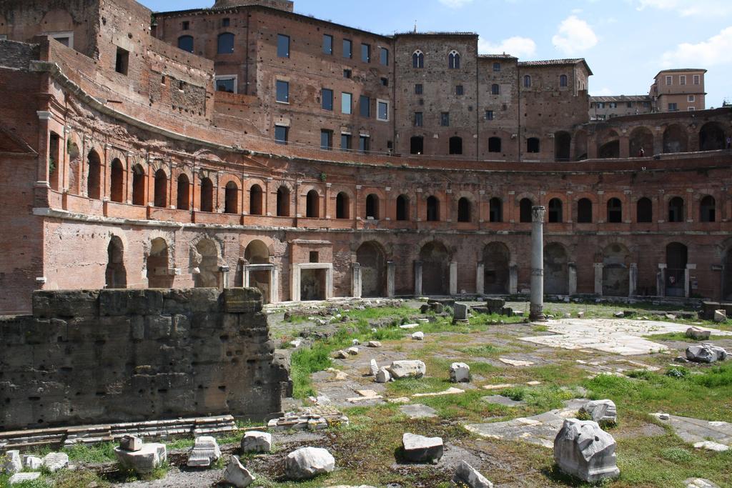 High Empire Markets of Trajan, 100-112 CE Markets housed shops and administration offices Concrete made the massive multi tiers complex possible Apollodorus of Damascus is possibly the most famous of