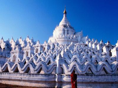 Mandalay is also the cultural center of the country, famed for the traditional crafts, gold and silver works, silk tapestry, as well as the exquisite marble and teak carvings.