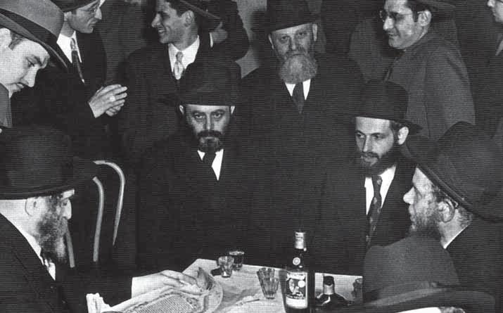 PROFILE Cheshvan 5710, the wedding of Rabbi Feigelstock. From right to left: Rabbi Greenglass, the chassan, the Rebbe, and Rabbi Eliyahu Yochil Simpson Tzvi Heber.