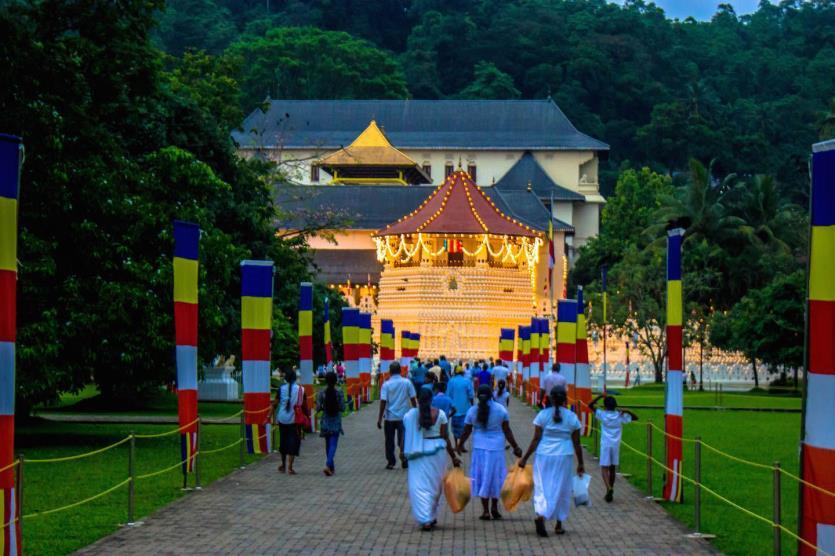 also the Upper & Lower Lake Drives, a Kandy Museum, Tea Museum, Arts & Crafts center and the famous Kandy Market,