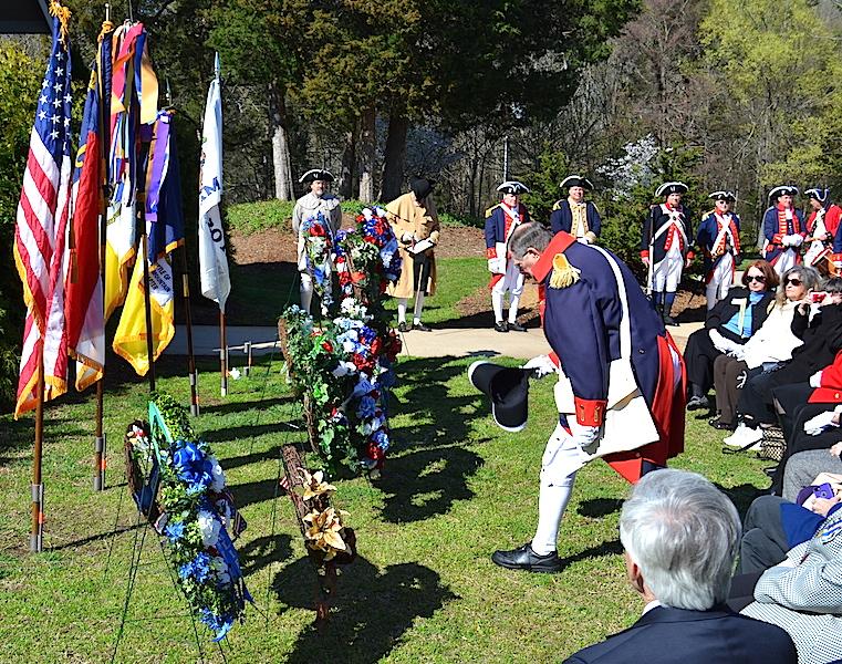 W I L L I A M R. D A V I E H O N O R E D March 28, 2015 The Mecklenburg chapter sponsored a wreath laying ceremony for Patriot William R. Davie today at the William R.