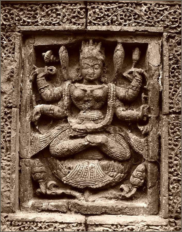 20 Iconography and Visual Culture of Bengal surrounded them in their daily lives. Thus the female goddesses such as Tripurasundari (Fig 1) are shown dressed in a style typical to Bengali culture.