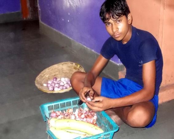 Greetings from Aghor Foundation May 2014 I want to introduce you to Avadesh, a young boy just arrived in the Ashram: It happens that one of his younger brothers was suffering from a serious disease