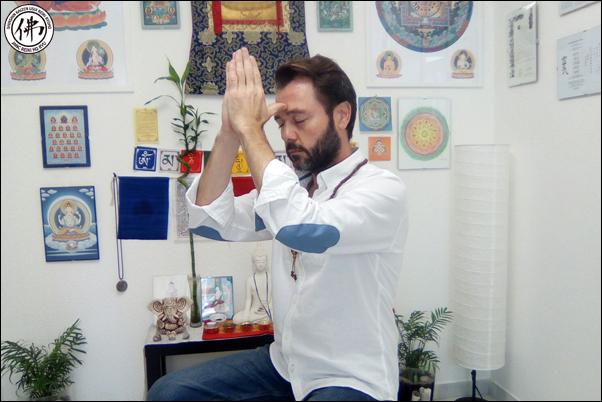 In this position, we extend the thumbs in contact with the 6th chakra; this allows us to channel energy through it.