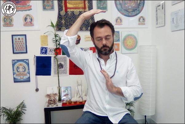 ) Starting from the Gassho position, we raise one hand to the 7th chakra and perform 3 movements in a circle (sweeping gesture).