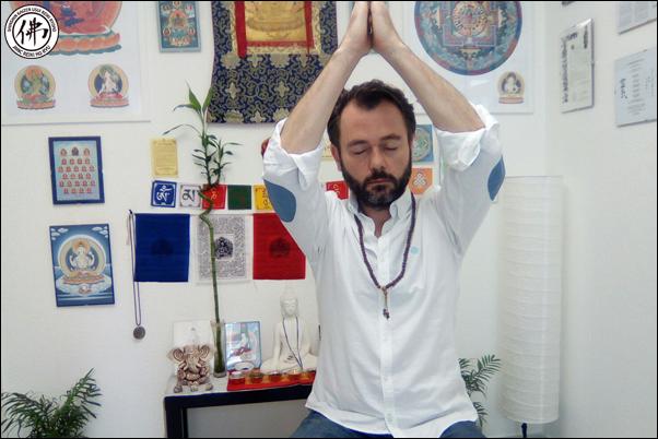 10.- Slap on the air: We slap the air at the height of the 7th chakra and rub our hands back to Gassho position.
