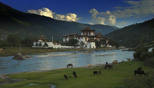 The Jakar Dzong was originally built in 1549 by Yongzin Ngagi Wangchuk, who came to spread the teachings of the Drukpa Kagyupa order in Bhutan.
