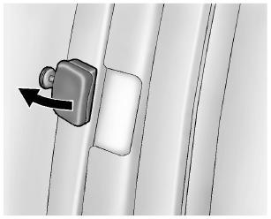 34 מפתחות, דלתות וחלונות השתמש במתג החלון - לחץ לפתיחה או משוך לסגירה של החלון ייתכן שהחלונות ינוטרלו באופן זמני אם יבוצעו הפעלות עוקבות רבות שלהם בתוך פרק זמן קצר פתיחה מהירה למתג חלון הנהג יש