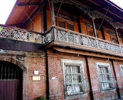 You will see old colonial houses of sugar barons and Hispano-Filipino houses of the elite still stand.