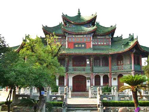 *Wuhou Temple It is dedicated to the memory of famous political celebrities (Liu Bei, emperor of the