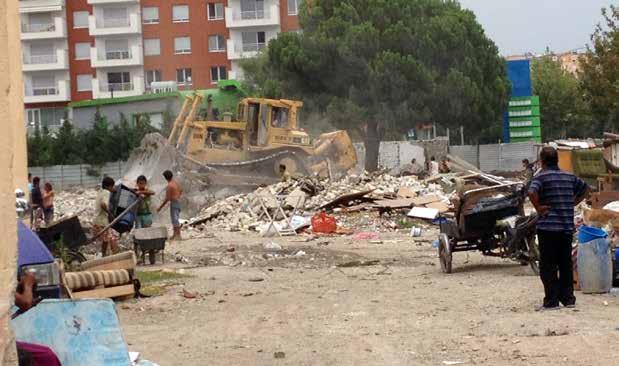 Foto 1: Procesi i shkatërrimit të vendbanimit rom,